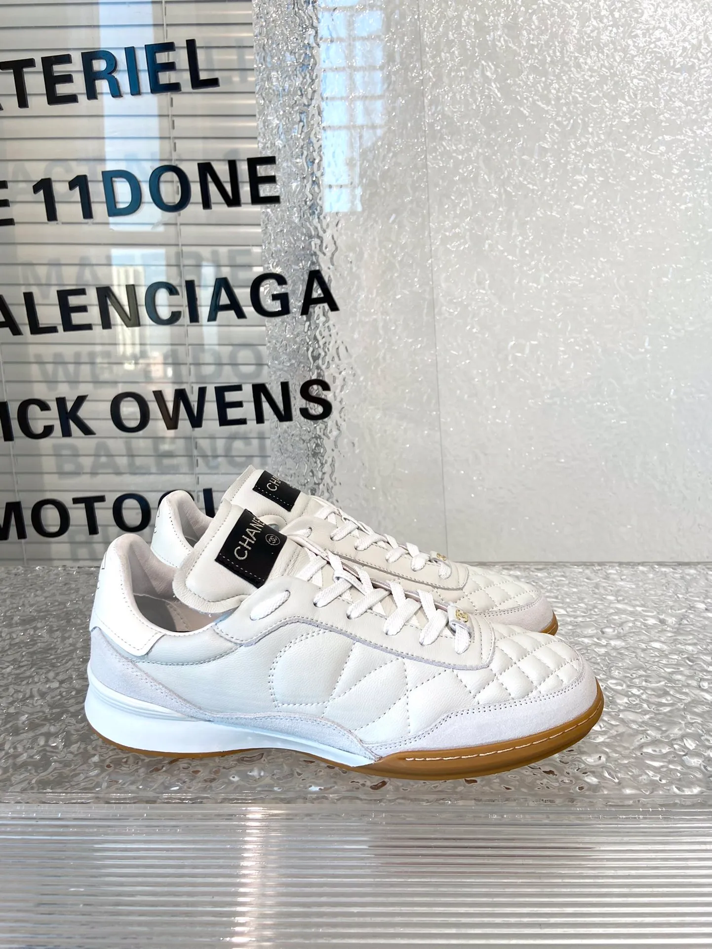 👟👟Ex-factory price 520👟👟 Women's shoes Women's clothing Women's shoes Women's clothing Chanel Chanel 23K lambskin diamond pattern tennis shoes Original purchase development and production Xiaoxiang's latest hidden tennis shoes soft diamond pattern Soft lambskin with big tongue and classic double C logo full of retro feel and the most versatile black and white color scheme Coco girls must buy a casual shoe with broken stud design on the sole Super soft ▪️ Fabric: Original custom lambskin/suede ▪️ Lining: Imported custom sheepskin + mesh ▪️ Sole: Original molded diamond rubber material ▪️ Sole thickness: 2.5CM ▪️ Size: 35-40